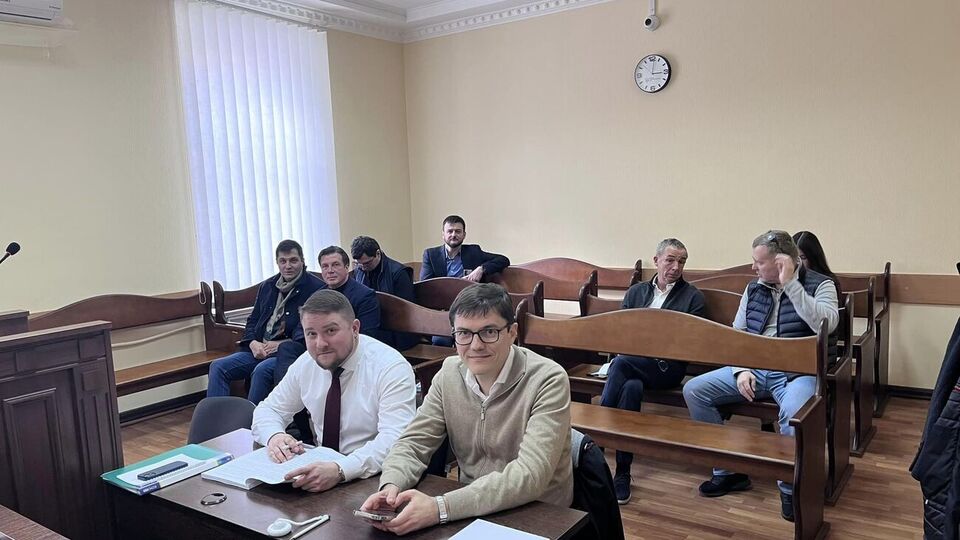 Пивоварський (праворуч у першому ряду) не згоден із підозрою