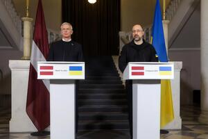 Шмыгаль (справа) 16 марта провел встречу с Кариньшем в Киеве
