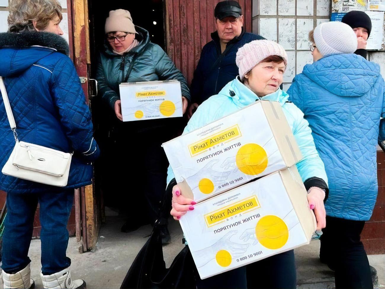 Фонд Рината Ахметова передал более полумиллиона продуктовых наборов для жителей 22 областей Украины
