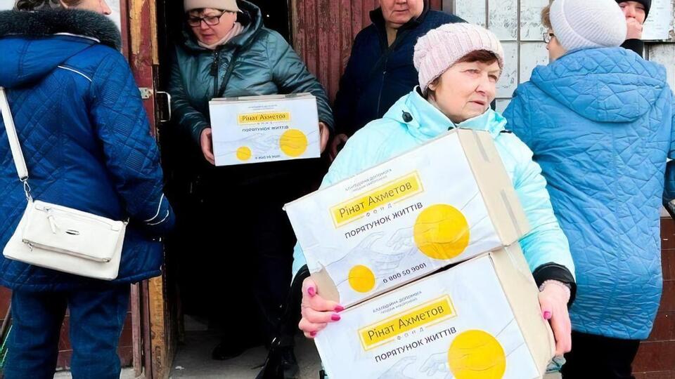 Фонд Рината Ахметова передал более полумиллиона продуктовых наборов для жителей 22 областей Украины