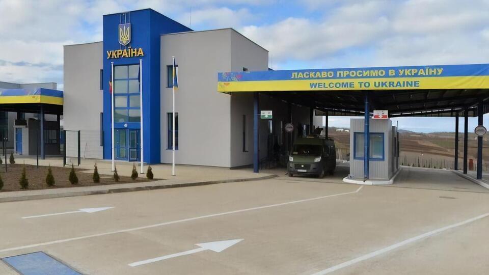Ограничения выезда из Украины во время военного положения не касаются граждан возрастом до 18 лет, напомнили в ГПСУ