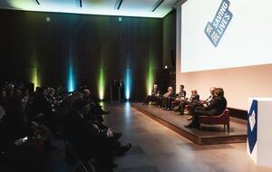 На благотворительном вечере гуманитарной инициативы "Спасаем жизнь" в Милане подвели итоги работы за год и провели аукцион