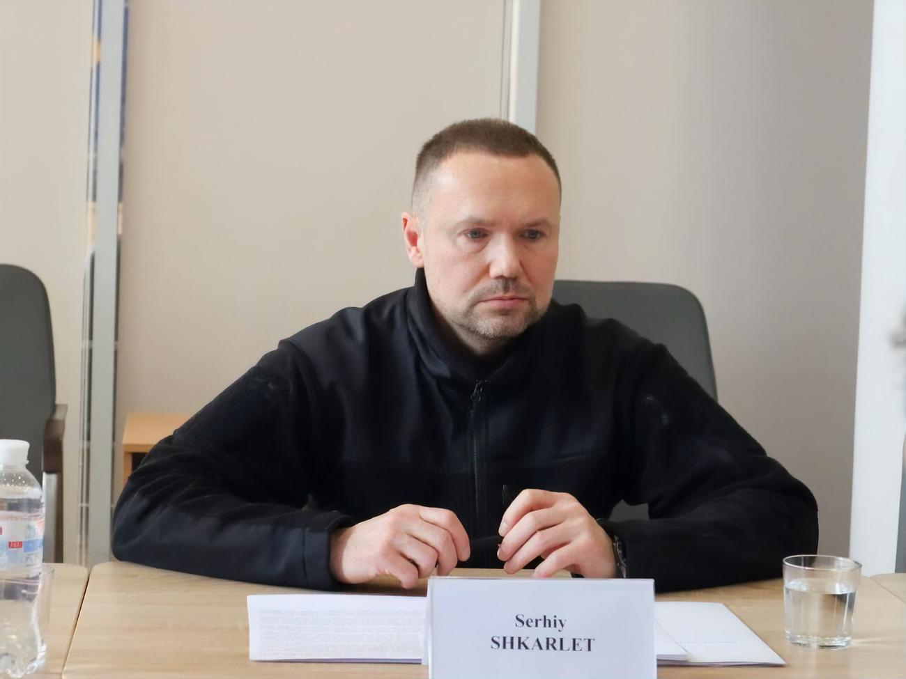 Шкарлет іде у відставку