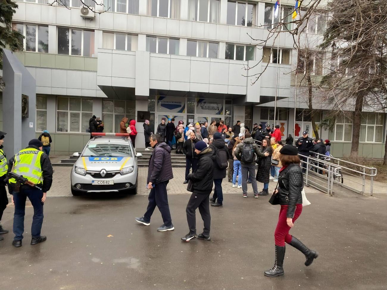 Людей не пропускали в здание, где находится бомбоубежище, даже во время воздушной тревоги, заявил нардеп Алексей Гончаренко