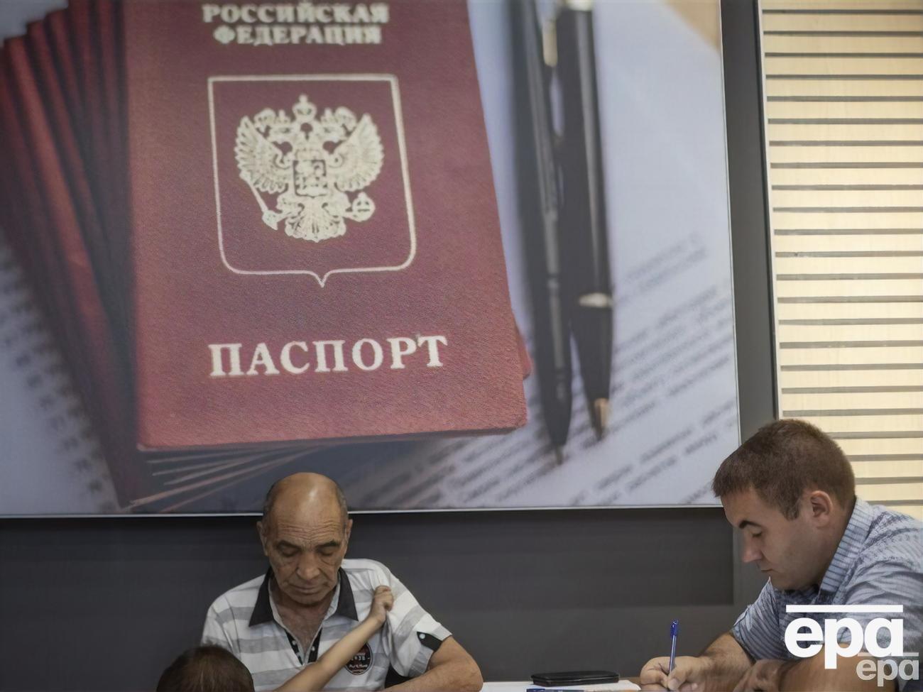 Украинцам с оккупированной территории россияне выдают свои паспорта по упрощенной процедуре
