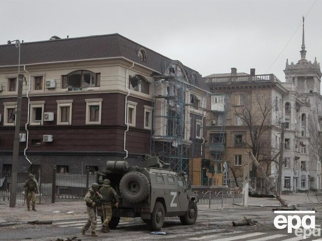 Через центр Мариуполя снова стали перебрасывать живую силу российских войск, сообщает Андрющенко