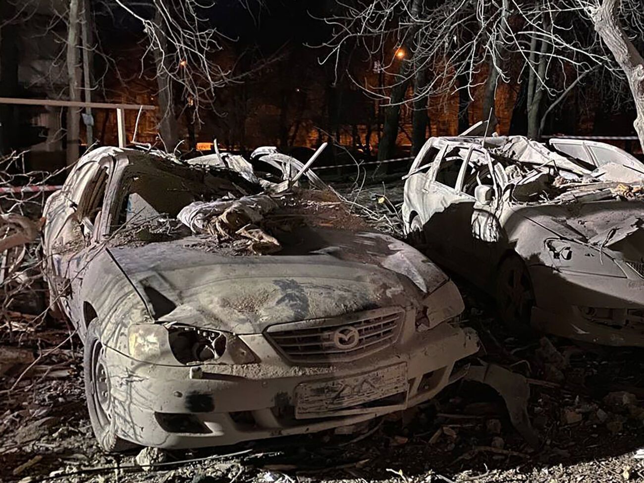 Уламками та вибуховою хвилею пошкоджено будинки поблизу зруйнованого, кажуть у поліції