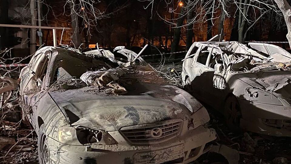 Уламками та вибуховою хвилею пошкоджено будинки поблизу зруйнованого, кажуть у поліції
