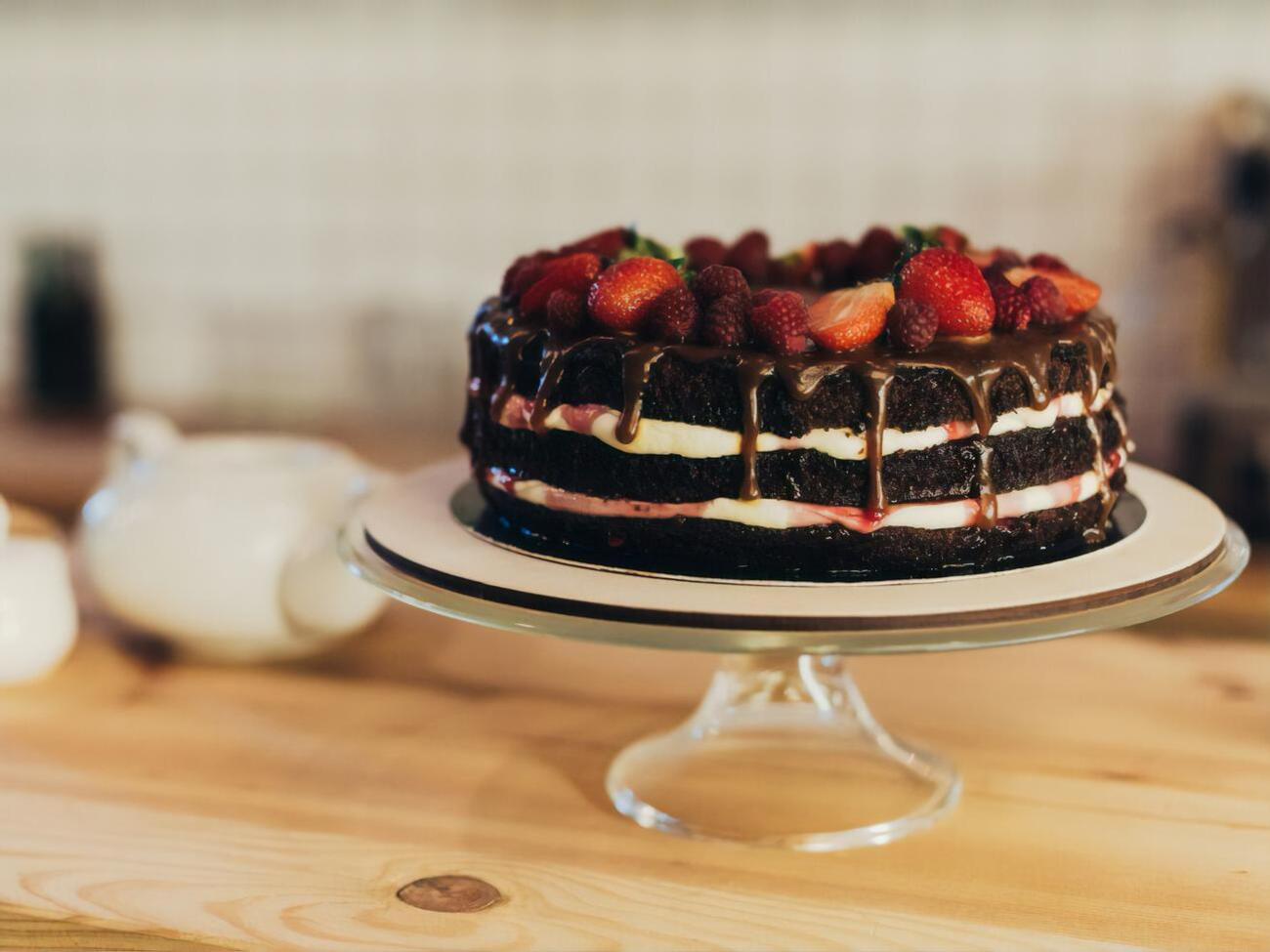 Перед подаванням торт можна прикрасити ягодами