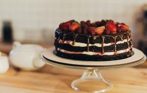 Перед подаванням торт можна прикрасити ягодами