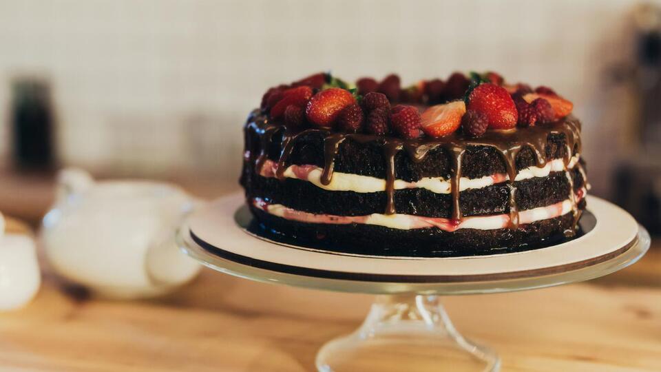 Перед подаванням торт можна прикрасити ягодами