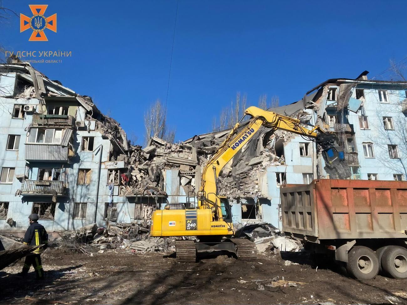 Ночной ракетный удар по Запорожью. Разрушен подъезд жилого дома, есть жертвы. Фоторепортаж