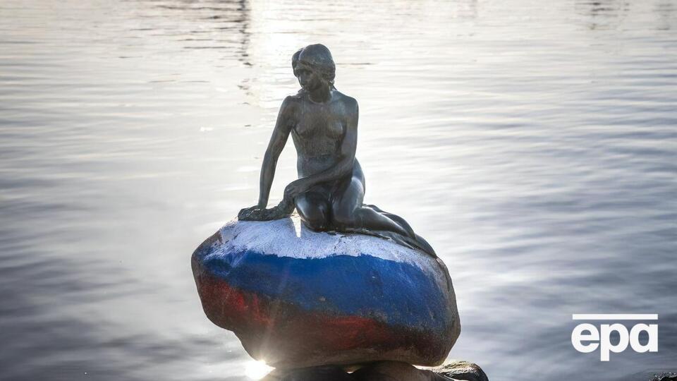 Трикол на камені, на якому сидить Русалонька, помітили вранці 2 березня