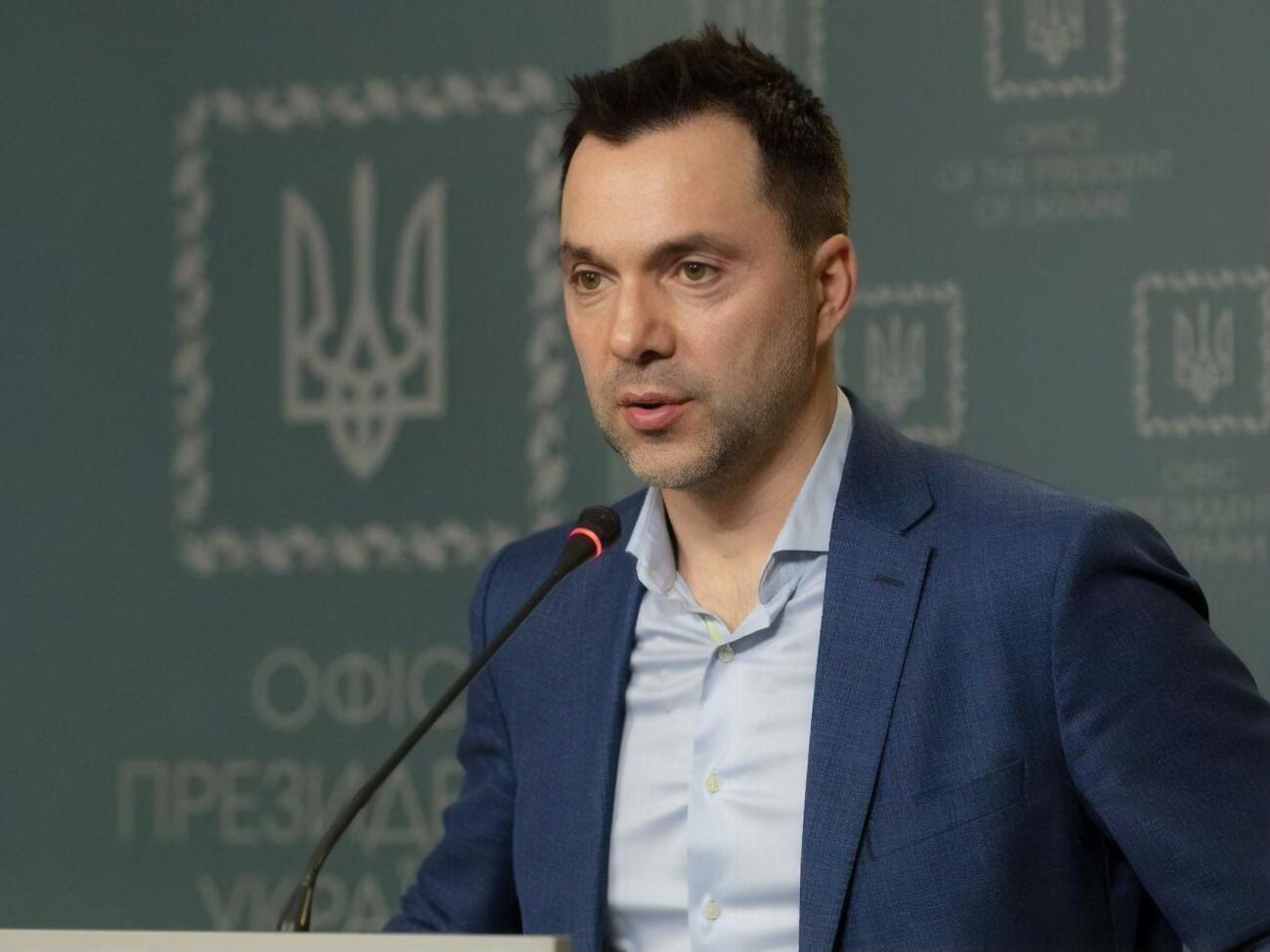 Утром 24 февраля Арестовича позвали обратно в ОП, а днем он уже провел первый брифинг по ситуации на фронте