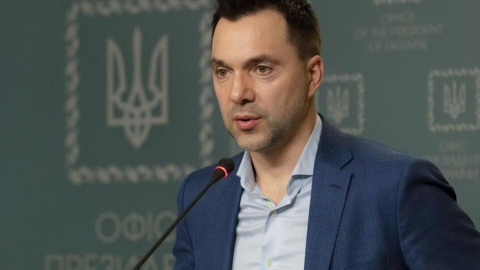 Утром 24 февраля Арестовича позвали обратно в ОП, а днем он уже провел первый брифинг по ситуации на фронте
