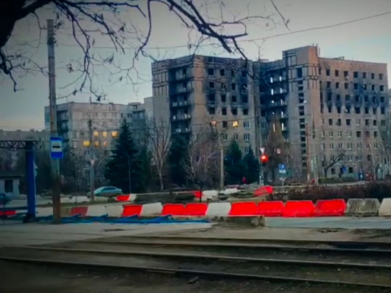 Оккупанты установили блокпосты на выезде из Мариуполя со 2 марта, отметил Андрющенко