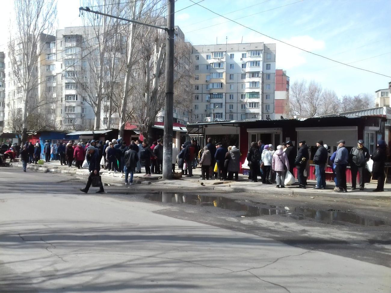 Минулого березня в окупованому Херсоні вишиковувалися великі черги по хліб