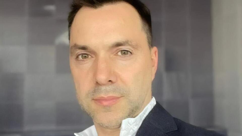 Арестович: Китай садится за стол переговоров, чтобы делить шкуру почти убитого медведя. Это очень неблагоприятный признак для России