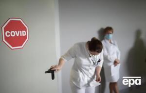 В Минздраве отметили, что Omicron переносится легче, но передается быстрее