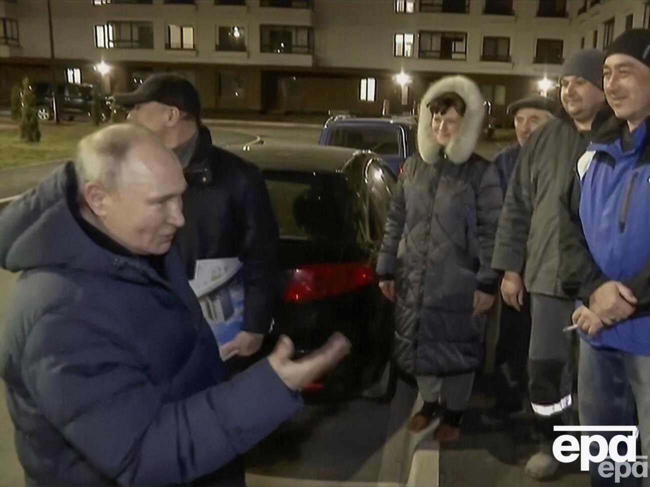 Путіна на маріупольському дворі зустріли, як стверджує його пресслужба, місцеві жителі. Інші місцеві жителі вважають цю зустріч постановною