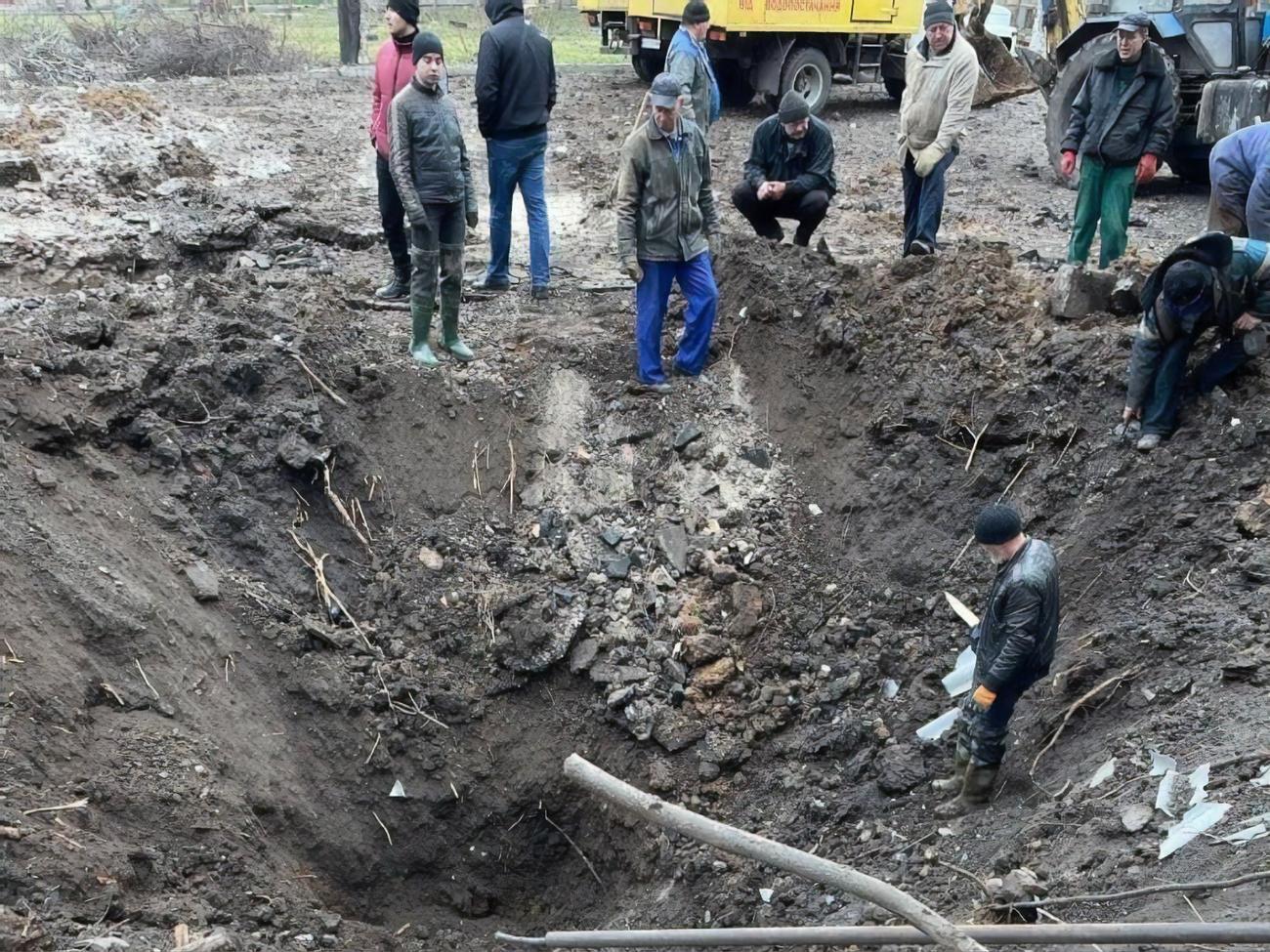 Последствия удара убирают коммунальные службы