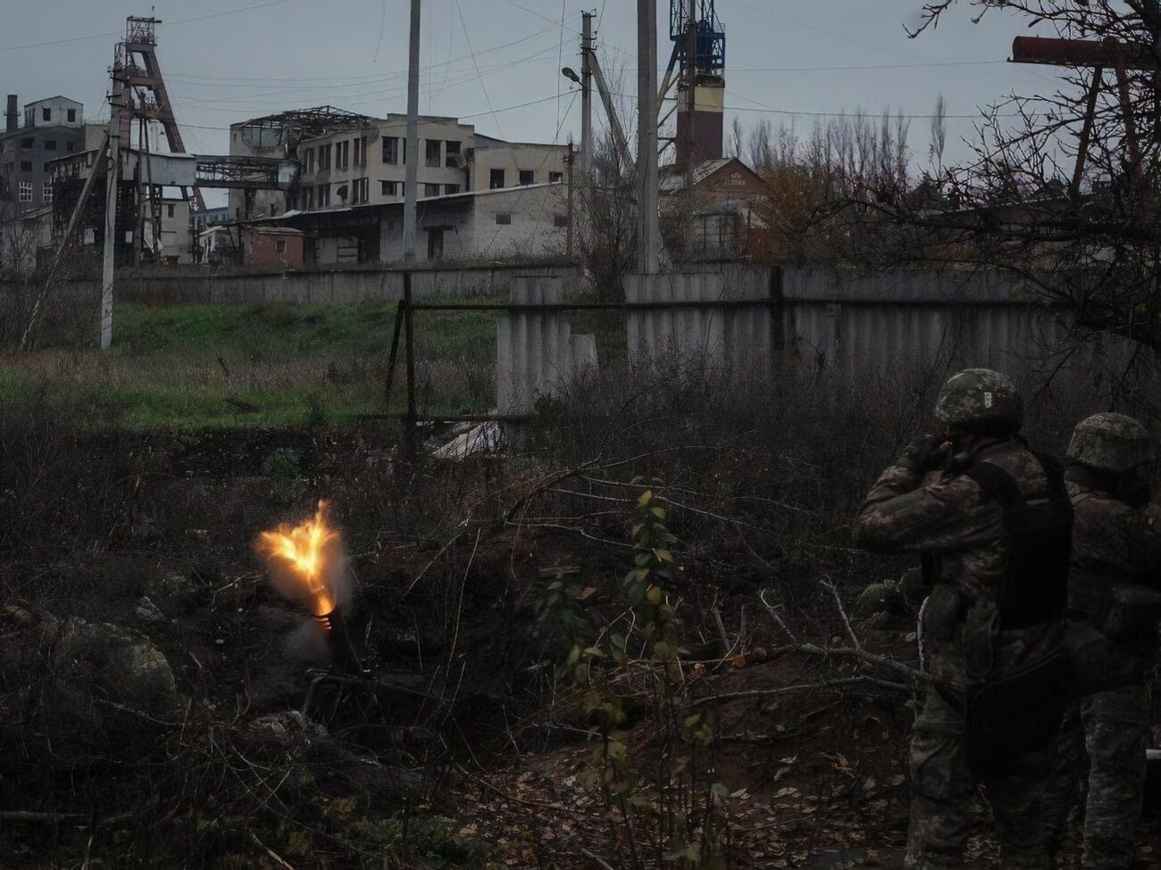 В Авдіївці, як і в Бахмуті, російські окупанти намагаються оточити оборонні сили ЗСУ, обходячи місто із флангів