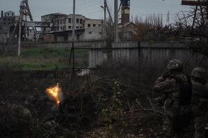 В Авдеевке, как и в Бахмуте, российские оккупанты пытаются окружить обороняющиеся силы ВСУ, обходя город с флангов