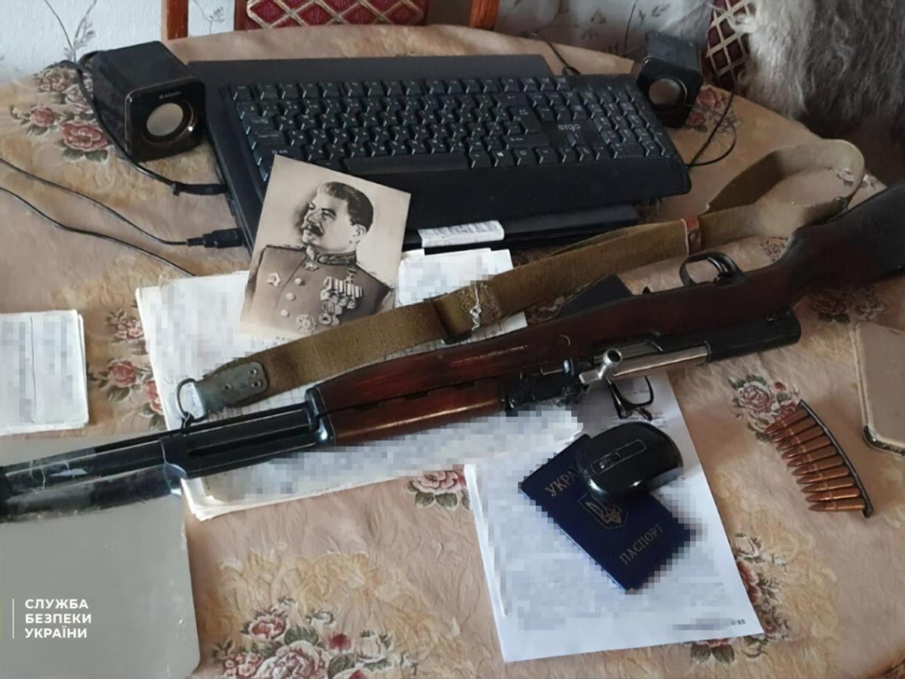 За даними СБУ, під час обшуків правоохоронці виявили у фігурантів російські паспорти, незареєстровану зброю і боєприпаси