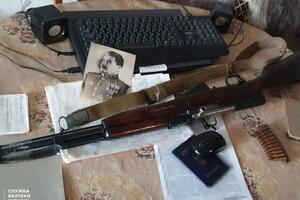 За даними СБУ, під час обшуків правоохоронці виявили у фігурантів російські паспорти, незареєстровану зброю і боєприпаси