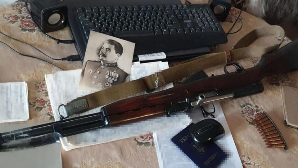 За даними СБУ, під час обшуків правоохоронці виявили у фігурантів російські паспорти, незареєстровану зброю і боєприпаси