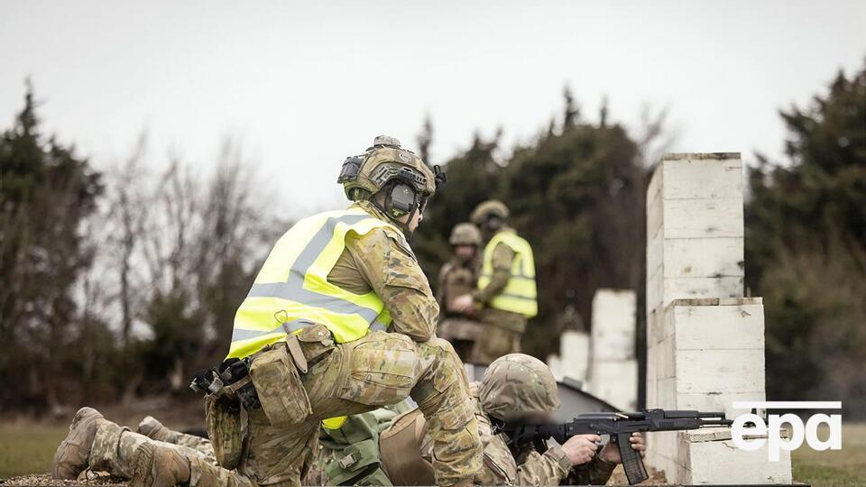 Австралійські інструктори у Великобританії проводять курс вогневої підготовки для українських військових. Фоторепортаж