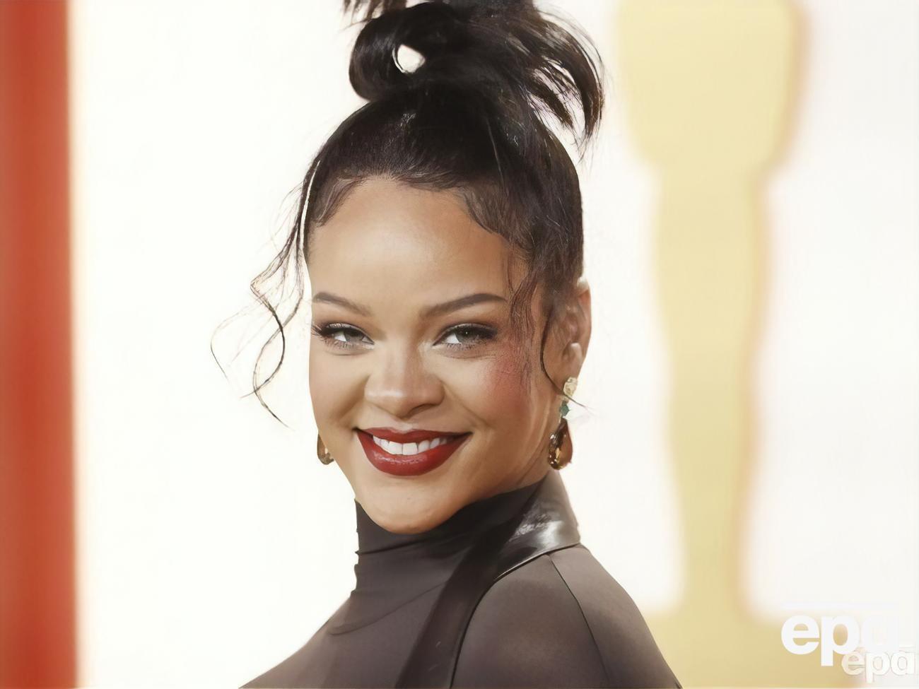 Рианна выбрала для посещения церемонии "Оскар" красный цвет помады