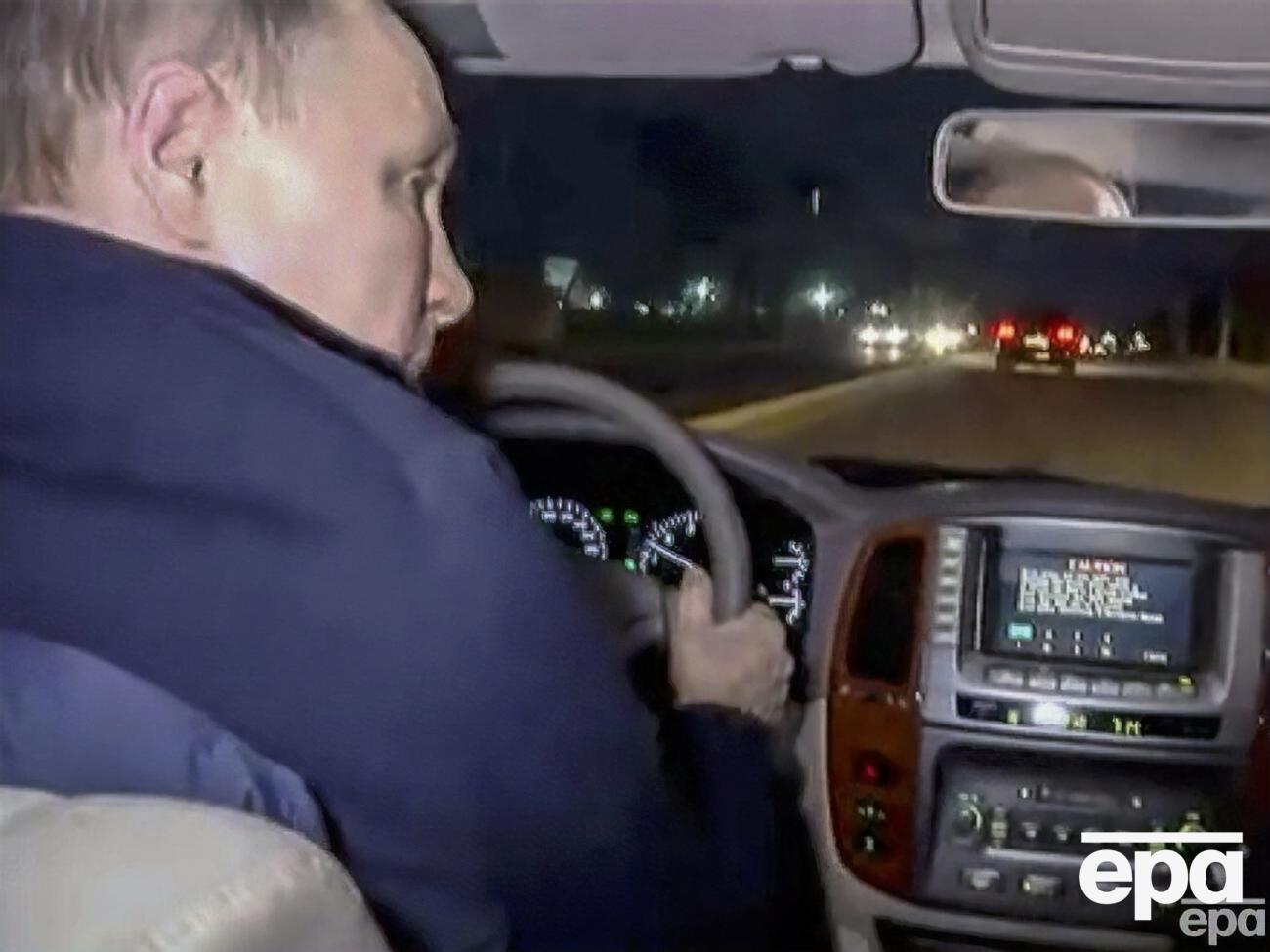 В ISW зазначили, що відвідування Путіним Маріуполя передбачало "дивну поїздку містом" за кермом автомобіля