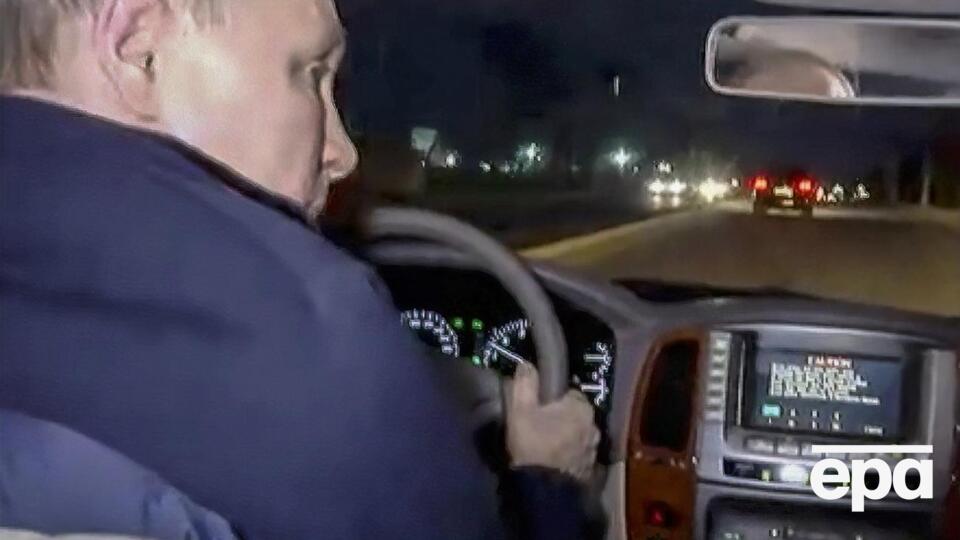 В ISW отметили, что посещение Путиным Мариуполя включало "странную поездку по городу" за рулем авто
