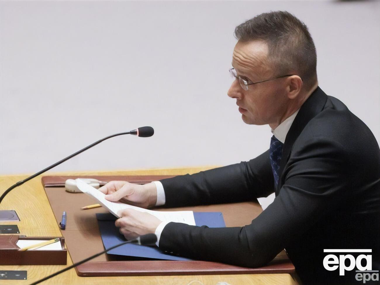 Сийярто подчеркнул, что Венгрия по-прежнему не хочет поставлять оружие Украине, потому что "хочет мира"