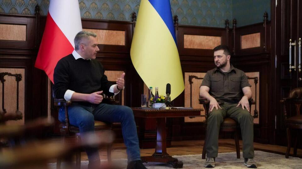 Австрия "с самого начала оказывала Украине всестороннюю гуманитарную помощь и будет продолжать это делать", заверил Зеленского (справа) Нехаммер