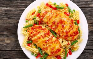 Куриные шницели обжариваем на сковороде с двух сторон до золотистой корочки