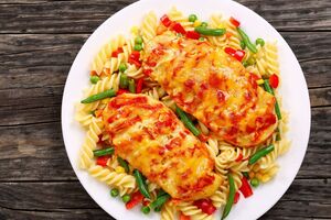 Куриные шницели обжариваем на сковороде с двух сторон до золотистой корочки