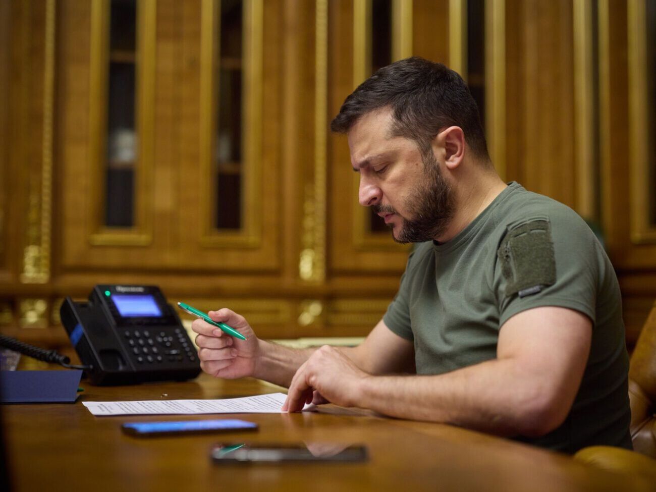 Зеленський (на фото) у розмові з Варадкаром підкреслив "важливу підтримку" України та українців з боку Ірландії