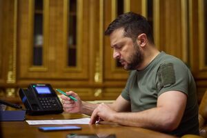 Зеленский (на фото) в разговоре с Варадкаром отметил "важную поддержку" Украины и украинцев со стороны Ирландии