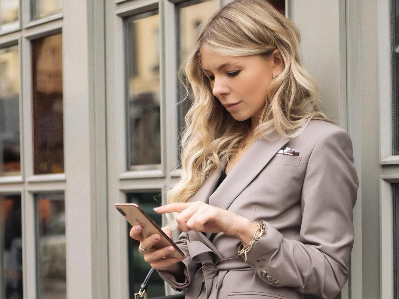 Комарова: Якщо спати з такою штукою цілу ніч, то вранці можна поспати ще трішки, не турбуючись за зачіску