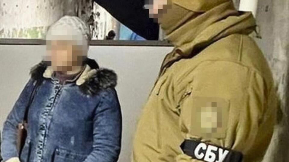 За даними слідства, російська спецслужба залучила жінку до негласної співпраці через її чоловіка