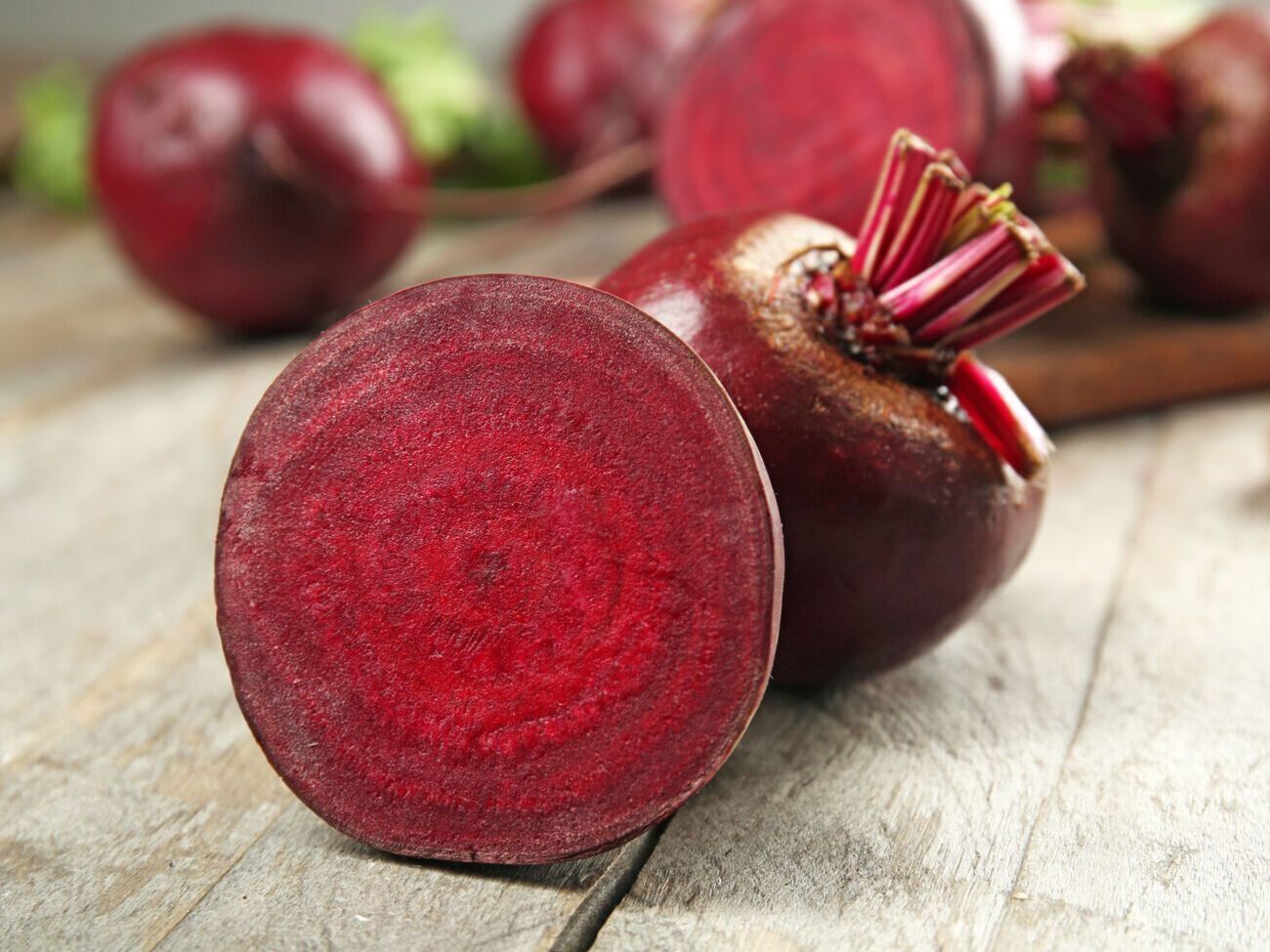 Чтобы сократить время приготовления свеклы, необходимо выбирать корнеплоды среднего размера с тонкой шкуркой