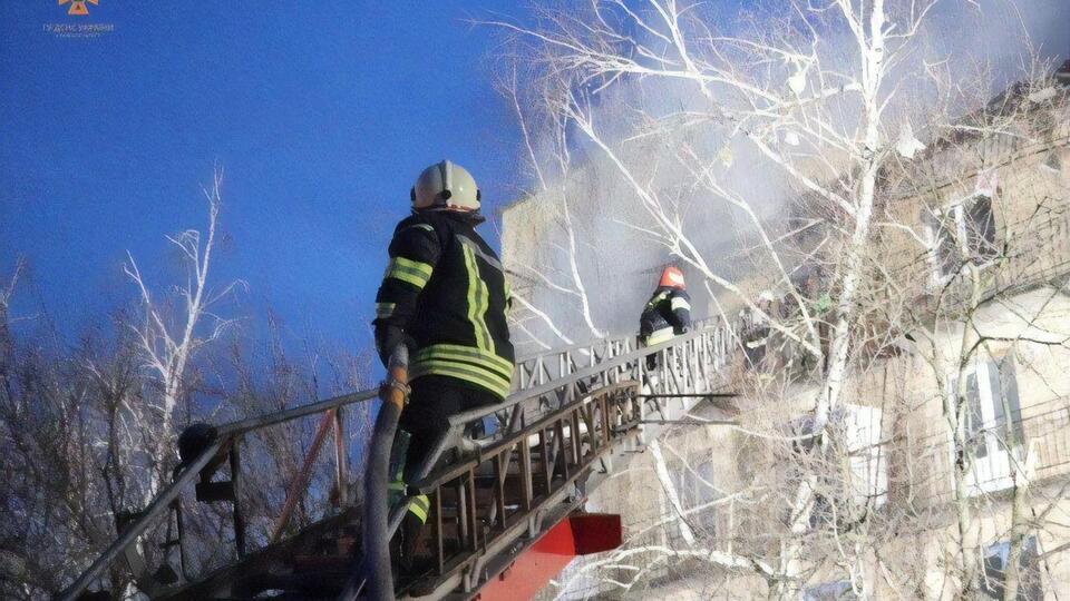 Под завалами общежития в Ржищеве после атаки российских дронов-камикадзе могут быть люди, продолжается разбор завалов
