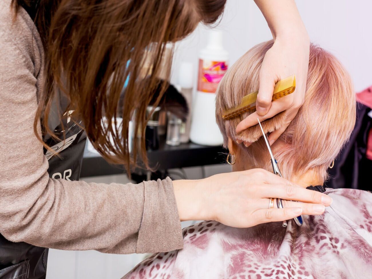 Жінки у віці мають відмовитися від стрижки карен. Для цієї зачіски характерні подовжені з боків пасма і коротке волосся на потилиці