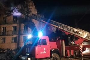 Из разрушенного российским ударом общежития в Киевской области эвакуировали 200 человек