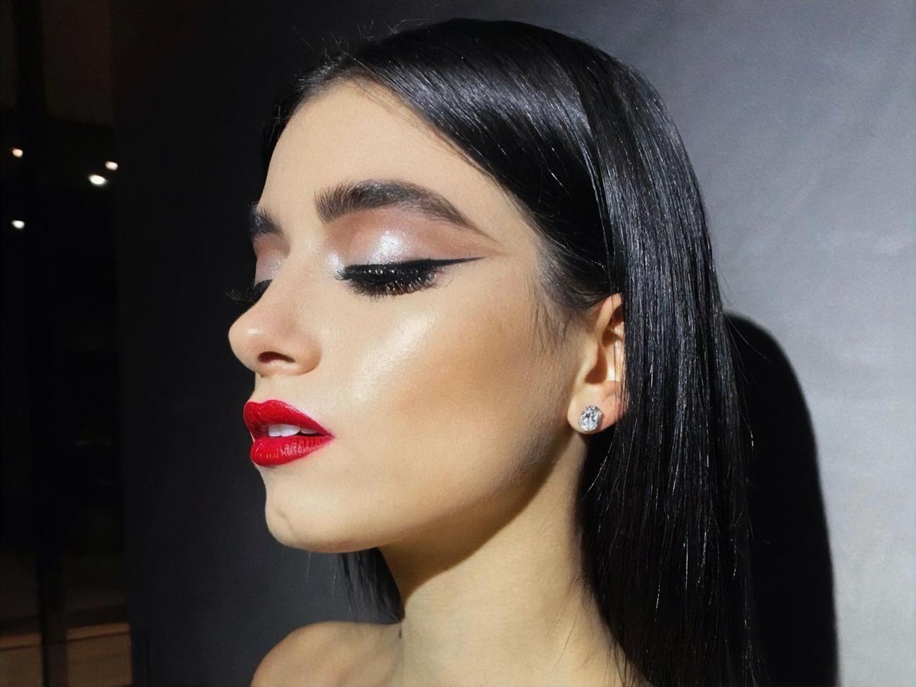 Стрілки в модному макіяжі стали довгими й чіткими