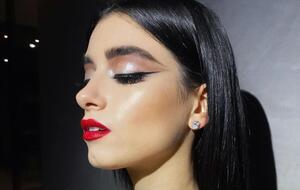 Стрелки в модном макияже стали длинными и четкими