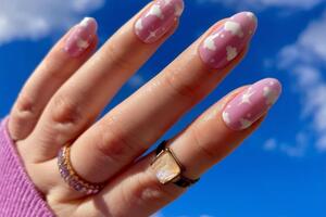 Одним из законодателей облачного тренда в маникюре считается американец Бачик