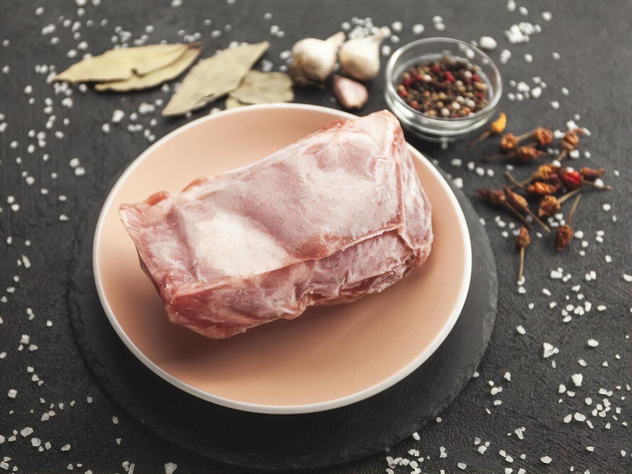 При правильной разморозке мясо сохраняет лучшие вкусовые качества